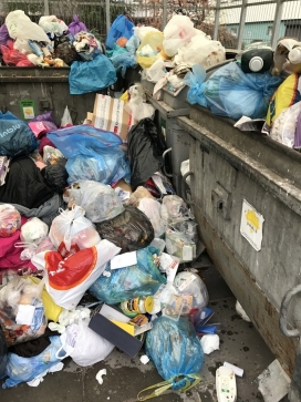 Wspólnota mieszkaniowa musi zapewnić wywóz śmieci z lokali użytkowych